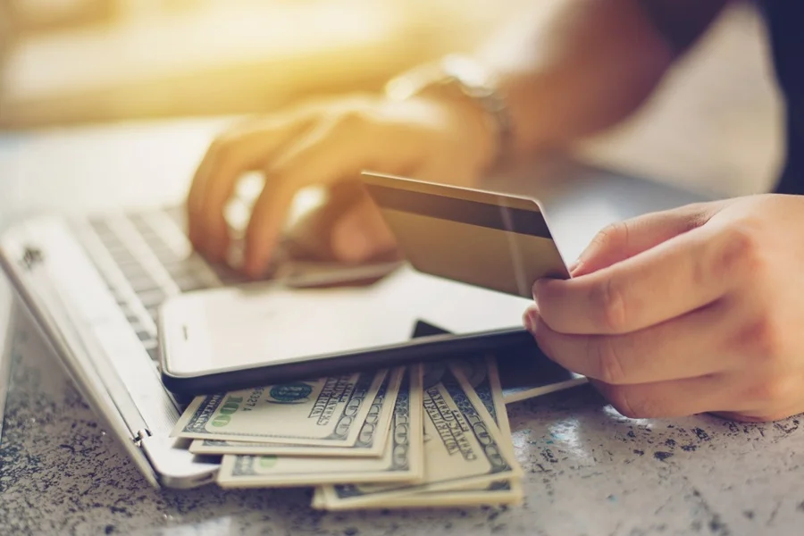 Solo 3 de cada 10 adultos acceden a crédito formal en Ecuador, Colombia y Perú, pese al avance de los productos de ahorro