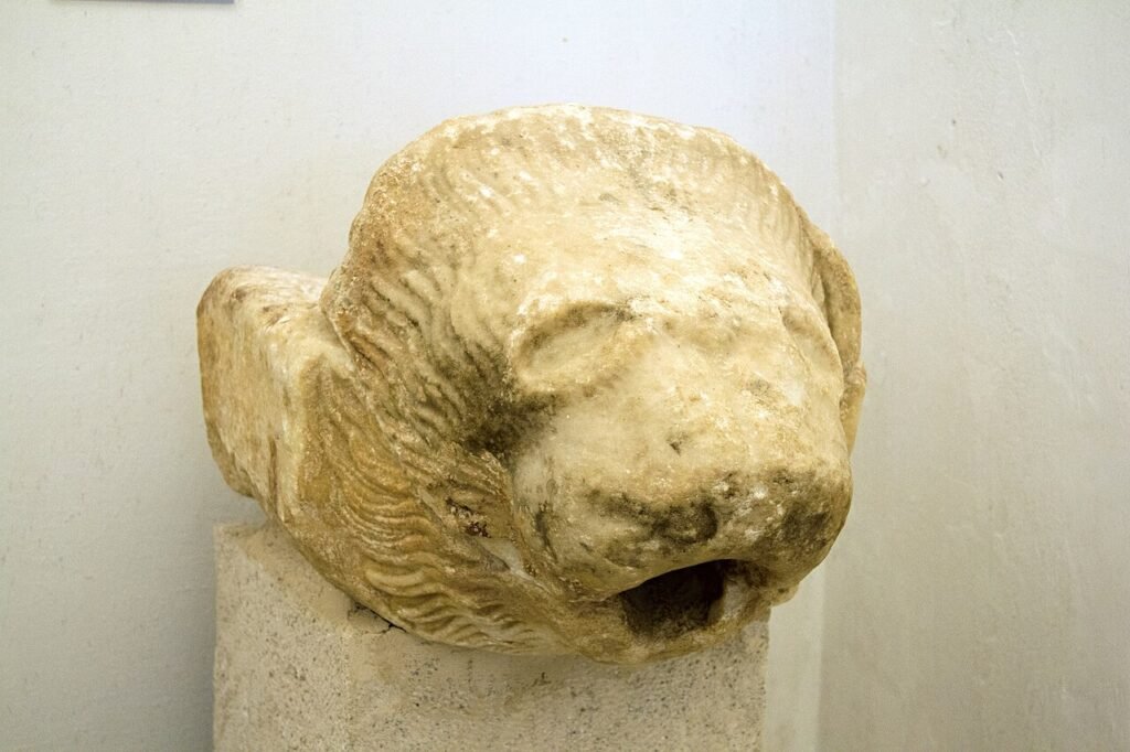 Gárgola griega con cabeza de león