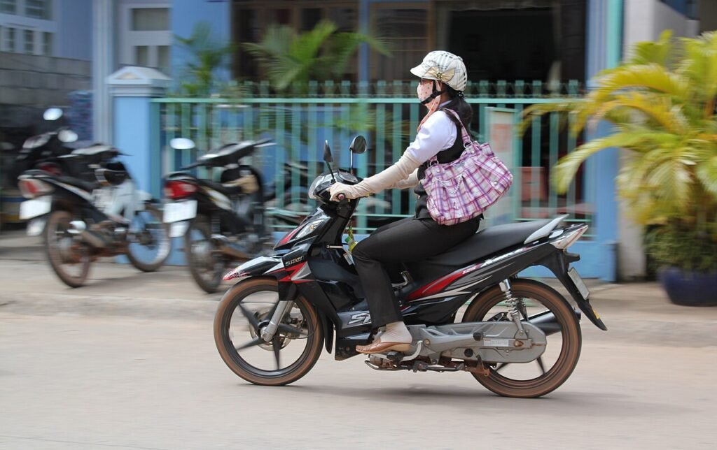 Mujer motociclista con casco