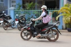Mujer motociclista con casco