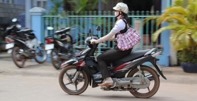 Mujer motociclista con casco