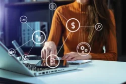 Persona revisando datos financieros en una tablet y laptop con íconos de crédito, pagos y analítica